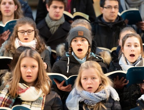 Jugendliche vom Cantemus-Chor machen Werbung fürs Weihnachtssingen