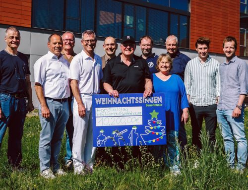 Großartiger Auftakt für das Regensburger Weihnachtssingen: HG Hemau/Beratzhausen übergibt 10.200 Euro für das Benefizprojekt „Franzi“